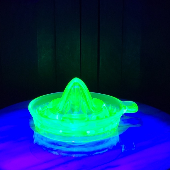 Uranium Glass Juicer - Picture 14 of 15